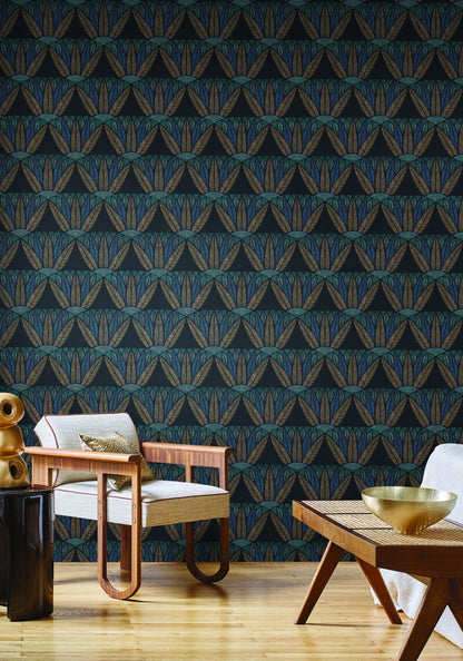 Casamance behang Bord du nil CASTALIA met patronen van blaadje in de kleuren goud zwart blauw groen