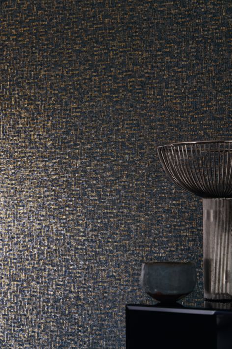 Casamance behang Métal tessela patroon in blauw goud met blauw grijze accesoires in het interieur